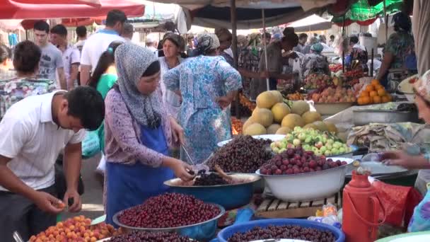 Mujeres vendiendo frutas en el bazar — Vídeos de Stock