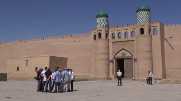 Los turistas visitan la antigua ciudad de Khiva — Vídeo de stock