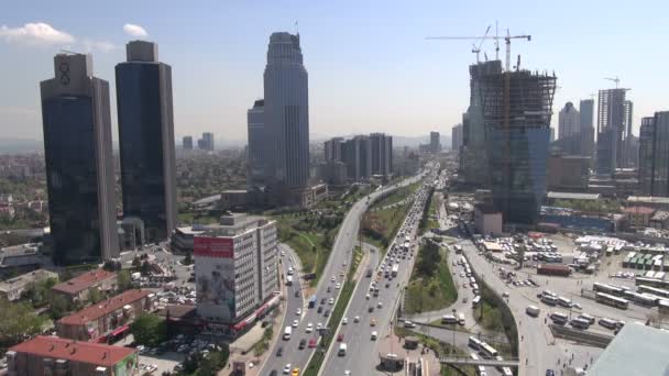 Verkehr fährt durch Istanbuls Zentrum — Stockvideo