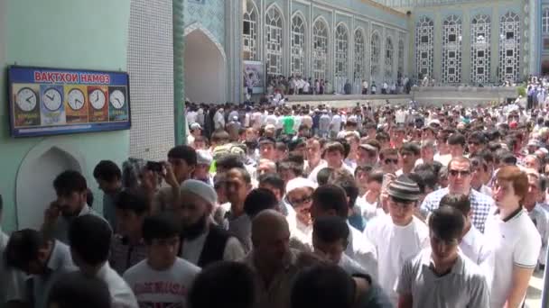Folk lämnar moskén — Stockvideo