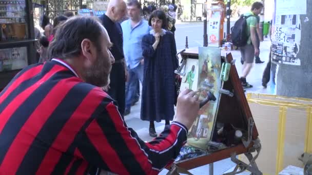 Painter at work on Rustaveli Avenue — Stock Video