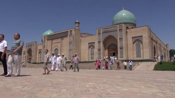 La gente sale de la mezquita principal — Vídeo de stock