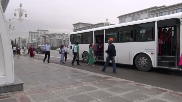 Люди садятся в общественный автобус — стоковое видео