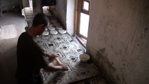 A man is preparing bread — Stock Video