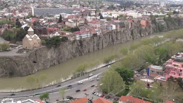 Trafikken går gjennom gatene i Tbilisi – stockvideo