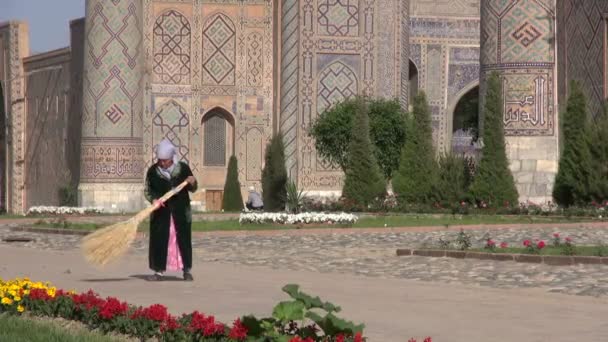 여자는 Registan 앞 거리 강타. — 비디오