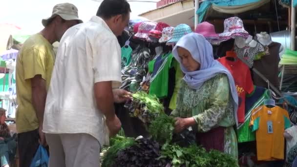 Ludzie kupują świeże sałata — Wideo stockowe