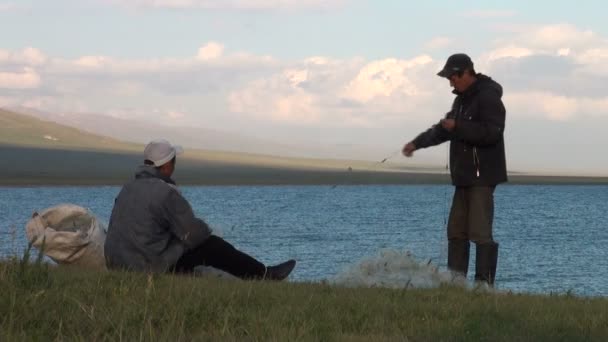 Dois homens estão separando redes de pesca — Vídeo de Stock