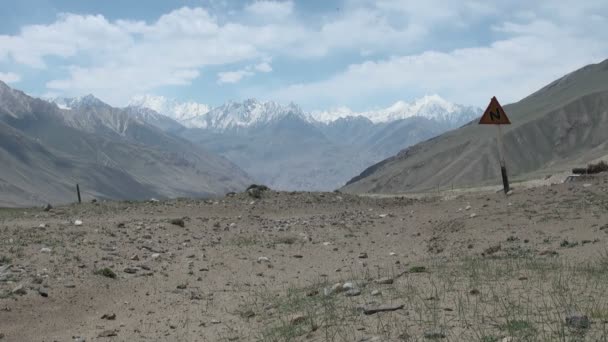 Jeep fährt durch Berglandschaft — Stockvideo