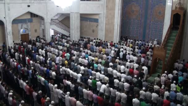 Men attending Friday prayer — Stock Video