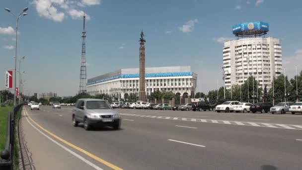 Tráfego atravessa o centro de Almaty — Vídeo de Stock