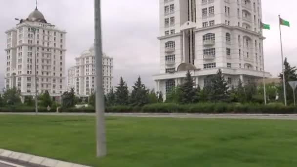 La circulation traverse les rues d'Achgabat — Video