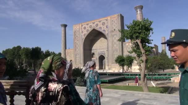 Veiled ladies wanting to visit Registan — Stock Video