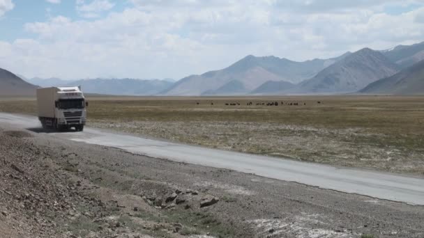 Vrachtwagen stations boven de Pamir weg — Stockvideo