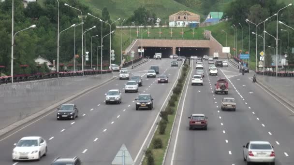 Traffico in direzione di un tunnel — Video Stock