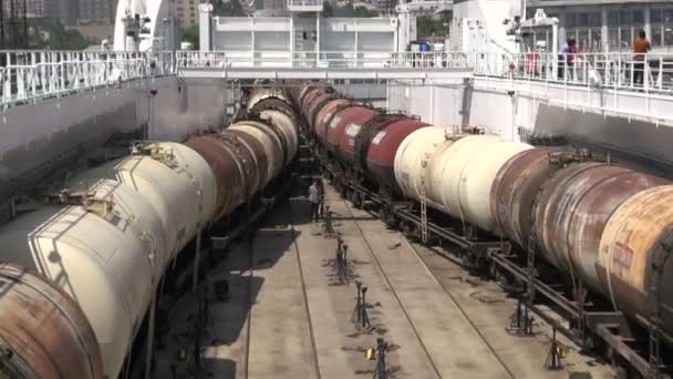 Carruagens de trem a óleo são empurradas em um navio — Vídeo de Stock