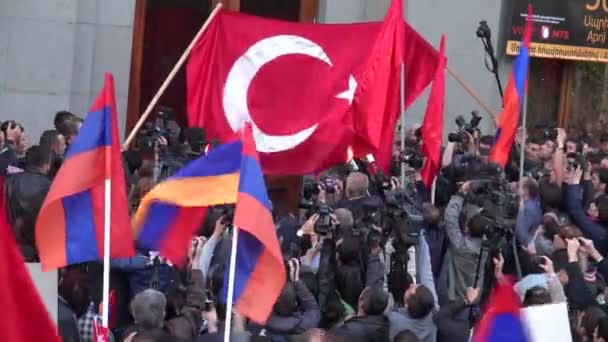 Die türkische Flagge wird angezündet — Stockvideo