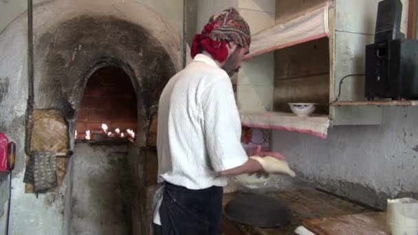 男人准备面包面团 — 图库视频影像