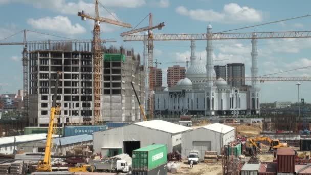 Baustelle und eine neue Moschee in Astana. — Stockvideo
