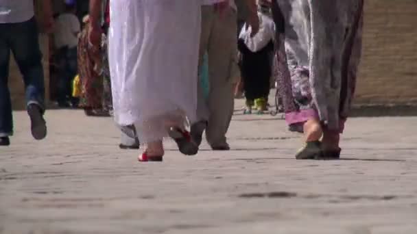 Lábát a zarándokok látogatása a Shah-i-Zinda — Stock videók