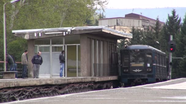 Ett tunnelbanetåg anländer till stationen — Stockvideo