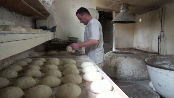Грузинский пекарь готовит тесто — стоковое видео