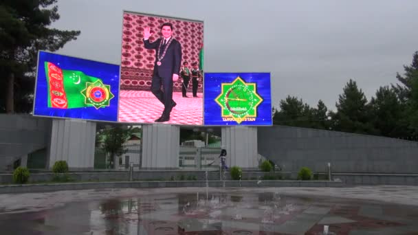 Billboard prezidenta Turkmenistánu — Stock video