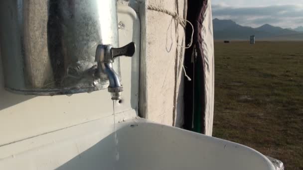 Wasbak verbonden met een yurt. — Stockvideo