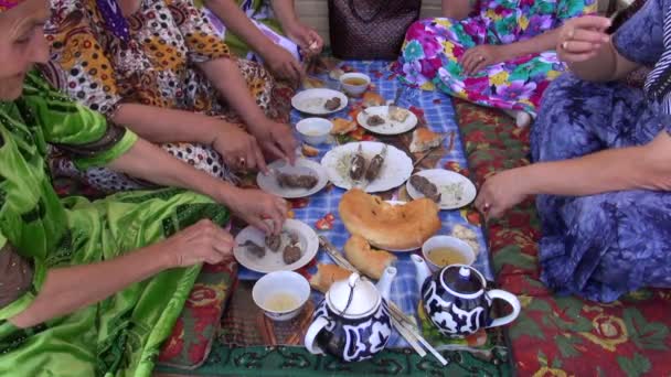 Kvinnor äter en traditionell asiatisk måltid — Stockvideo