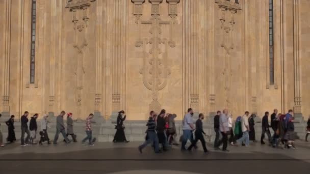 Люди следуют за священниками в восточном шествии — стоковое видео