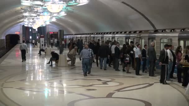 Passengers board a subway in Baku — Stock Video