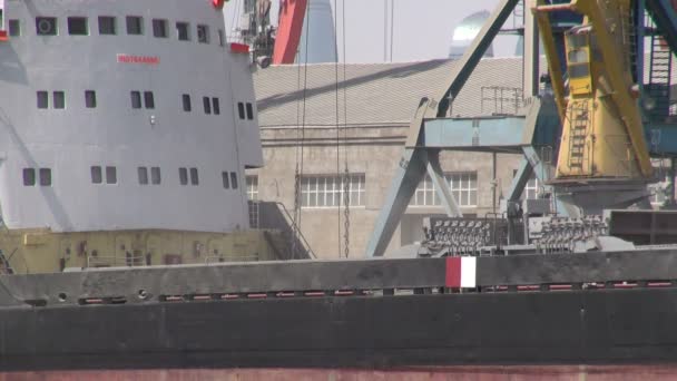 Een vrachtschip is lossen in Baku Harbor. — Stockvideo