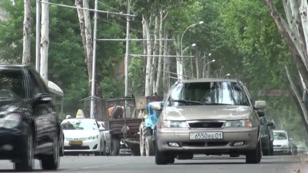 Tráfico en las calles de Dushanbe — Vídeos de Stock