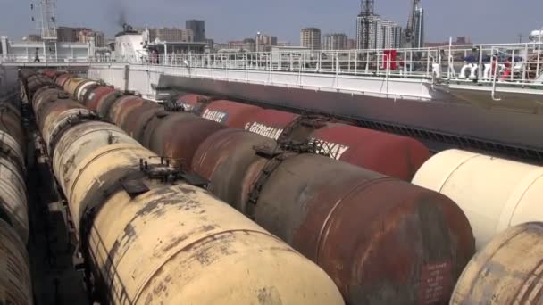 Le carrozze del treno petrolifero vengono spinte su una nave — Video Stock