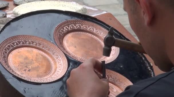 Artisan makes beautiful plates — Stock Video