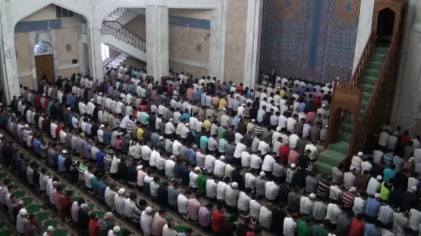 Men attending Friday prayer — Stock Video