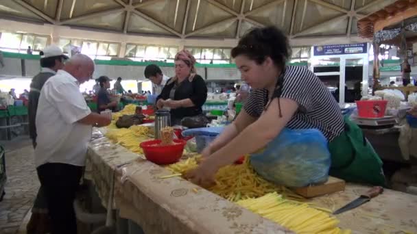 La gente corta zanahorias en el bazar — Vídeos de Stock