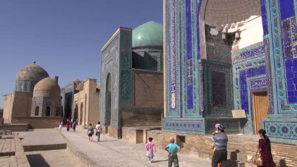 Pilgrims visit the Shah-i-Zinda complex — Stock Video