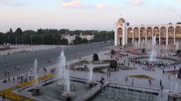A πολύ κεντρική πλατεία στο Μπισκέκ. — Αρχείο Βίντεο