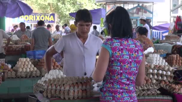 Kadın pazarda yumurta satıyor. — Stok video