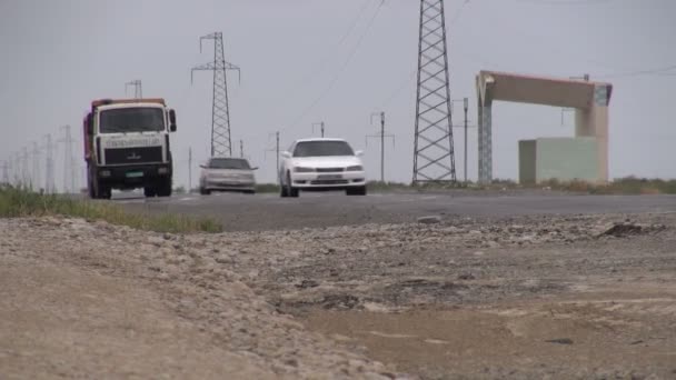 Caminhão de construção dirige ônibus passado — Vídeo de Stock