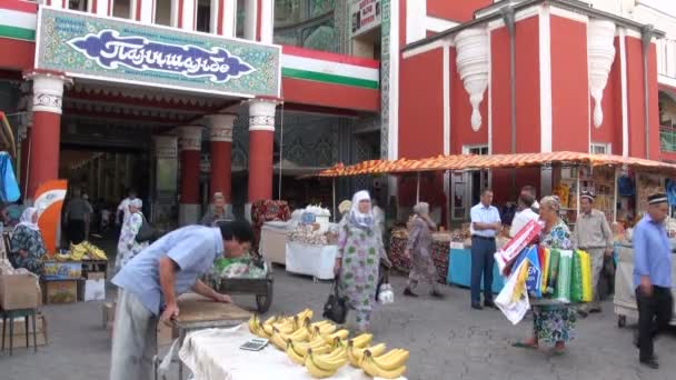 La gente entra en el bazar — Vídeo de stock