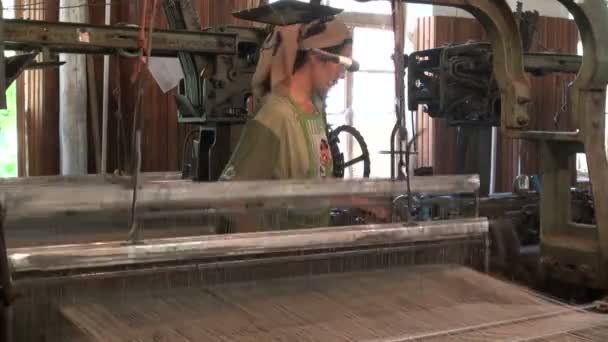 Mujer operando una vieja máquina de seda — Vídeos de Stock