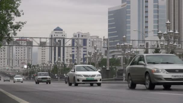 Tráfego atravessa as ruas de Ashgabat — Vídeo de Stock