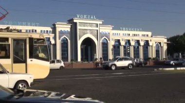 Trafik ve tren istasyonu önünde bir tramvay