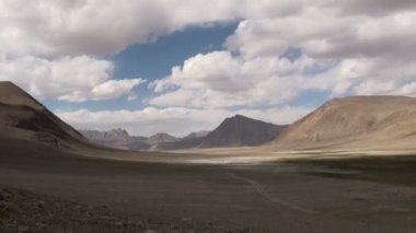 Pamir bölgesinde dağ vadisi
