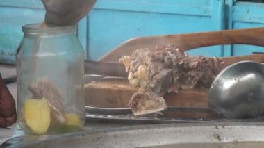 Bir bayan shorpo kepçe olduğunu