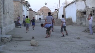 Çocuklar içinde backstreet futbol oynayan