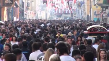 İnsanlar alışveriş sokağında yürürler.