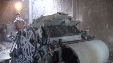 bir pamuk fabrikasında çalışan adam